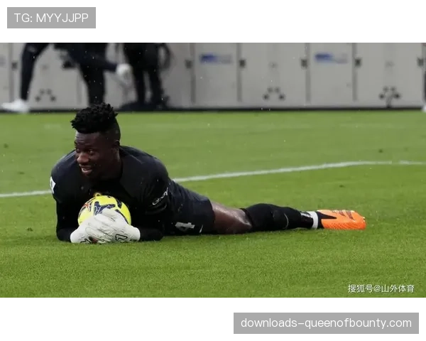 特写：曼联门将奥纳纳赛后加练长传，以提升反击发起精度